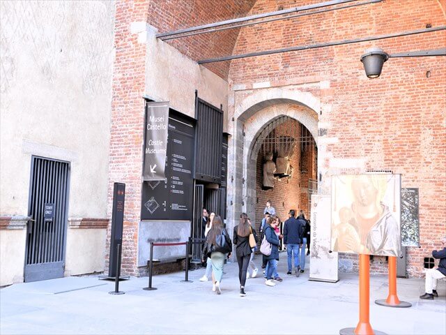 スフォルツェスコ城　博物館入り口