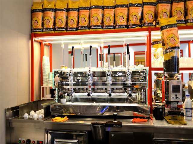 ミラノのカフェ文化|おすすめバールとエスプレッソの楽しみ方 7 ナポリのエスプレッソマシン